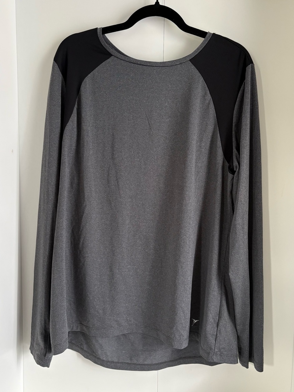 Woman’s XXL Old Navy Active Gray and Black Long-Sleeve Raglan Performance Tee